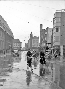 400162 Gezicht in de Potterstraat te Utrecht, tijdens regen.